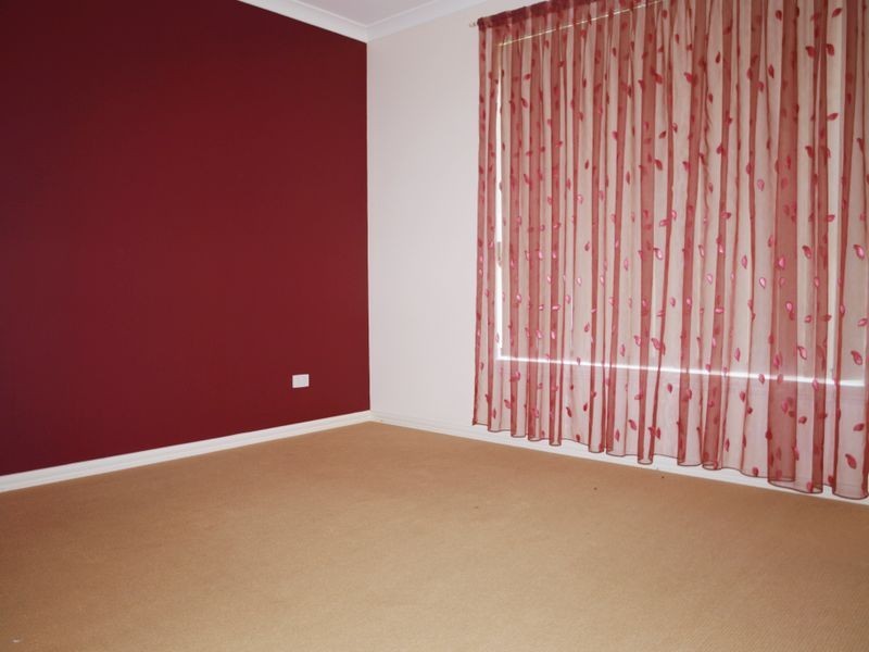 17 Bentley Avenue, Roxburgh Park VIC 3064