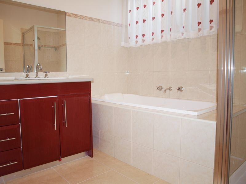 17 Bentley Avenue, Roxburgh Park VIC 3064