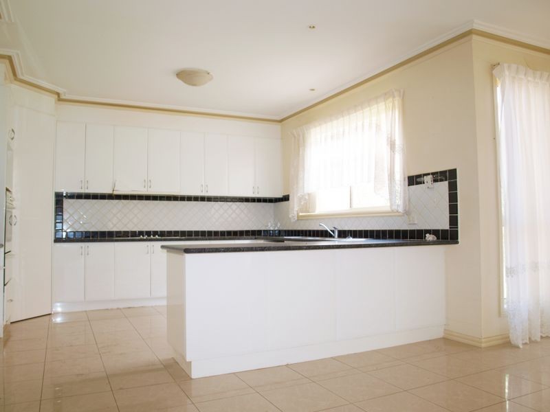 2 Mellor Rise, Roxburgh Park VIC 3064