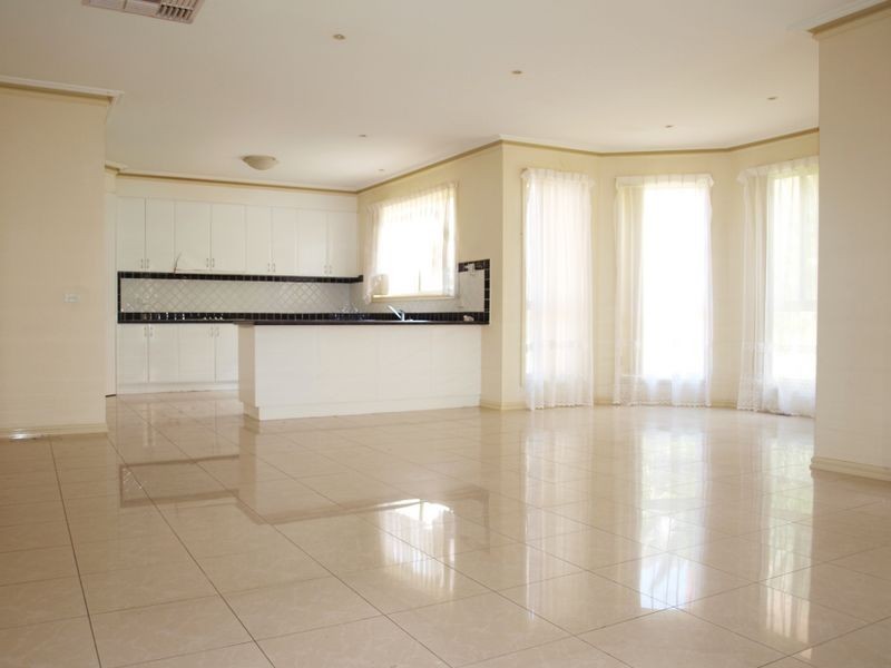 2 Mellor Rise, Roxburgh Park VIC 3064