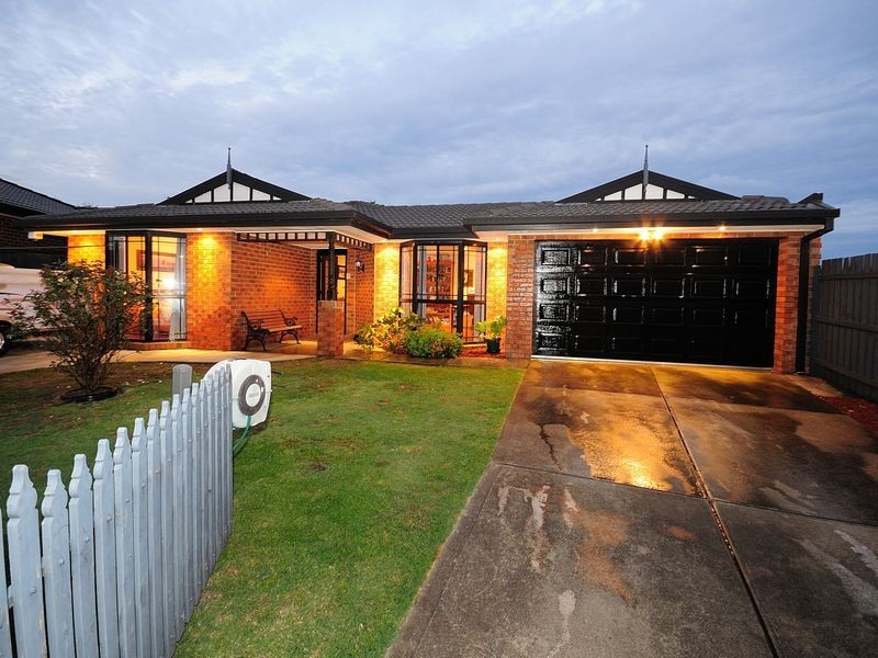 25 Lakeside Drive, Roxburgh Park VIC 3064