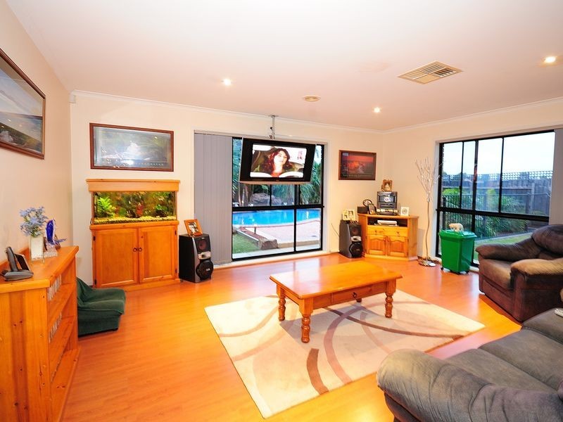 25 Lakeside Drive, Roxburgh Park VIC 3064