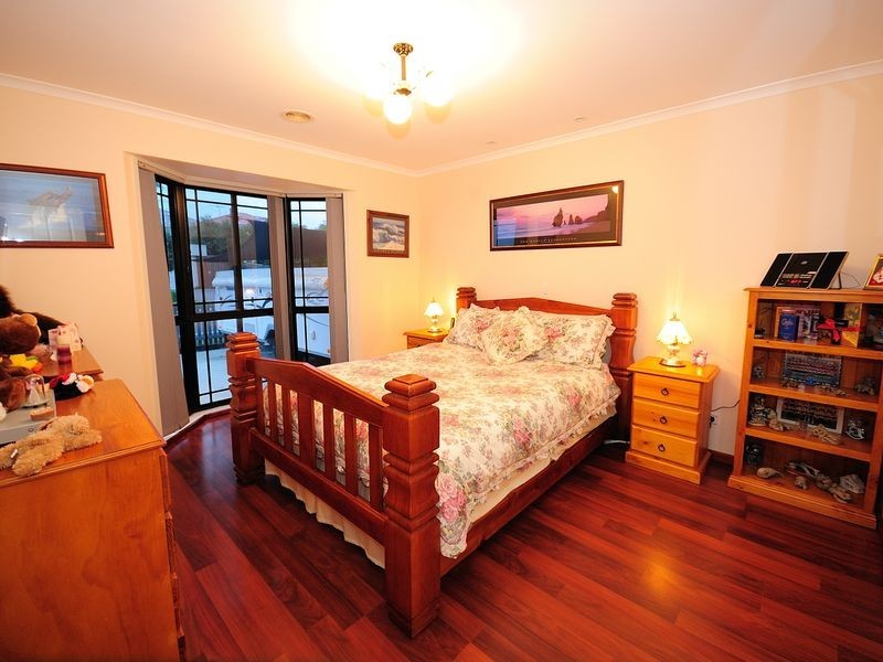 25 Lakeside Drive, Roxburgh Park VIC 3064