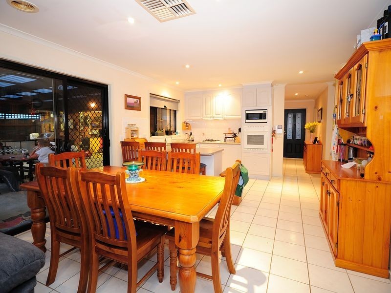 25 Lakeside Drive, Roxburgh Park VIC 3064