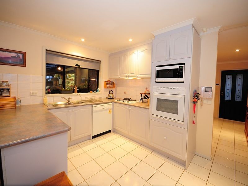 25 Lakeside Drive, Roxburgh Park VIC 3064