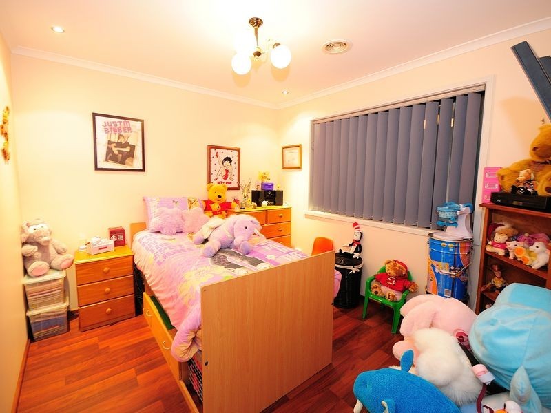 25 Lakeside Drive, Roxburgh Park VIC 3064