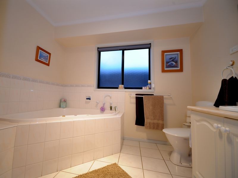 25 Lakeside Drive, Roxburgh Park VIC 3064