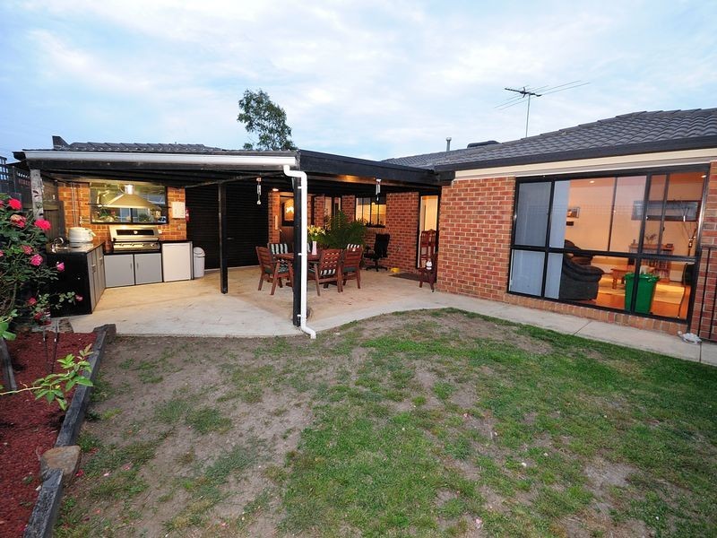 25 Lakeside Drive, Roxburgh Park VIC 3064