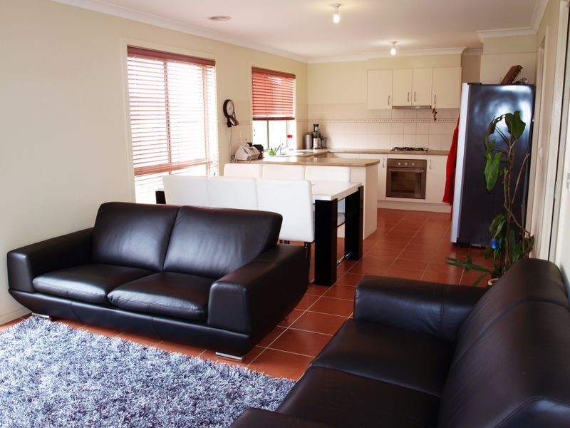 6 Redcliffs Crescent, Roxburgh Park VIC 3064