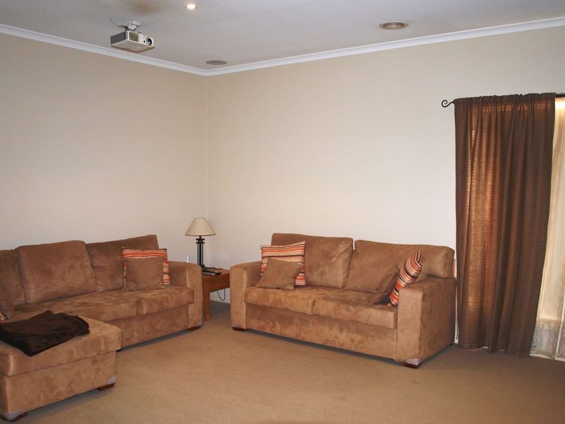 18 Lauderdale Street, Craigieburn VIC 3064