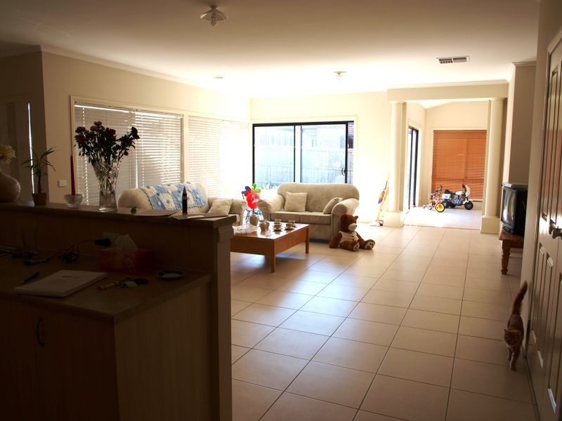 18 Lauderdale Street, Craigieburn VIC 3064