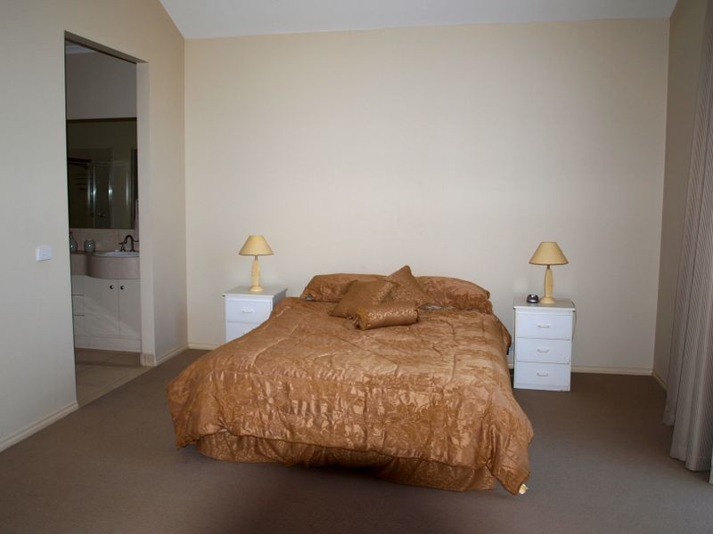 18 Lauderdale Street, Craigieburn VIC 3064