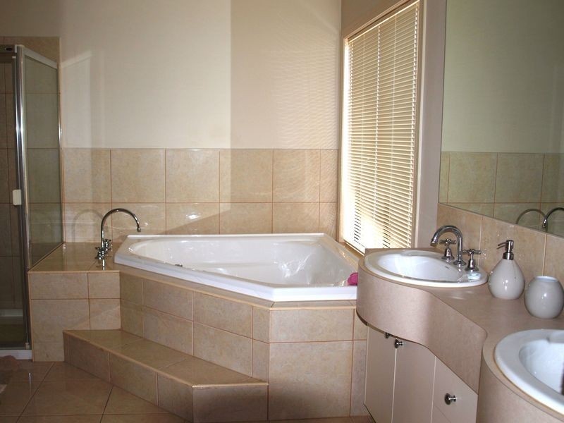 18 Lauderdale Street, Craigieburn VIC 3064