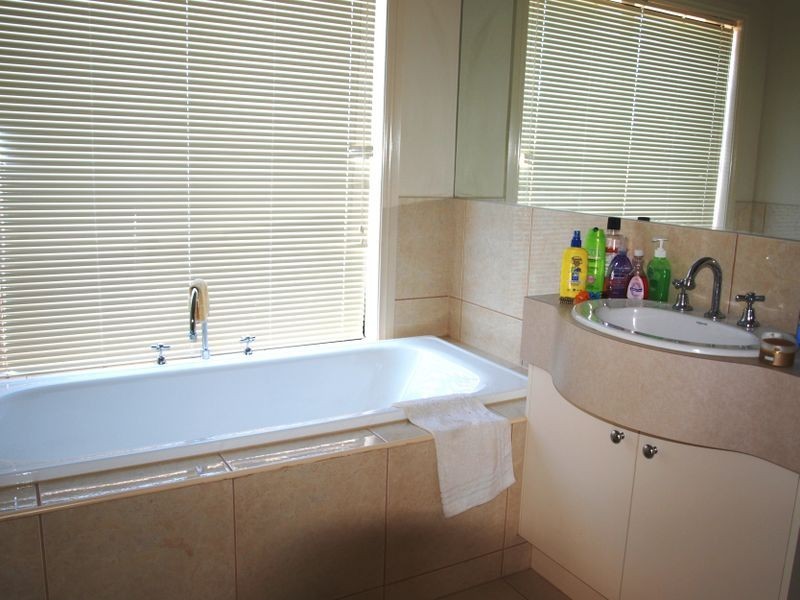 18 Lauderdale Street, Craigieburn VIC 3064