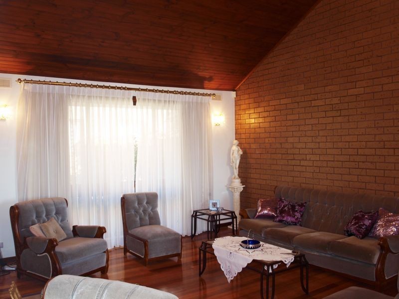 28 Clarke Drive, Gladstone Park VIC 3043