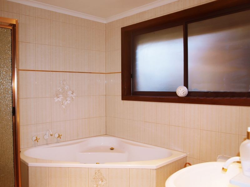 28 Clarke Drive, Gladstone Park VIC 3043