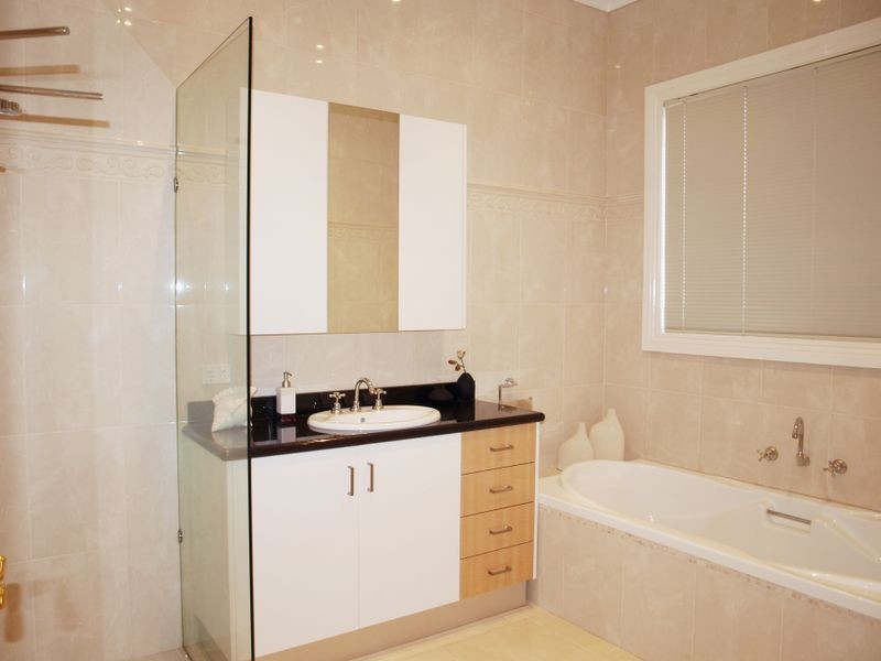 21 Bateman Street, Attwood VIC 3049