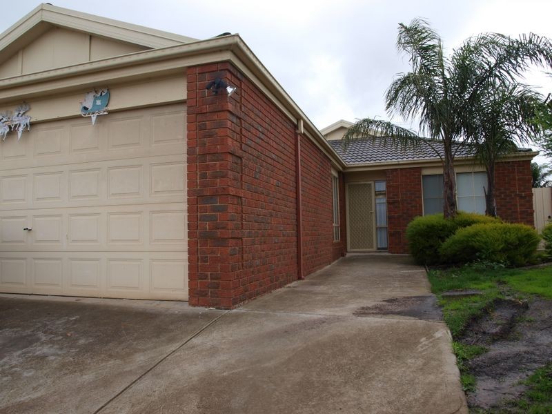 33 Southern Cross Drive, Roxburgh Park VIC 3064