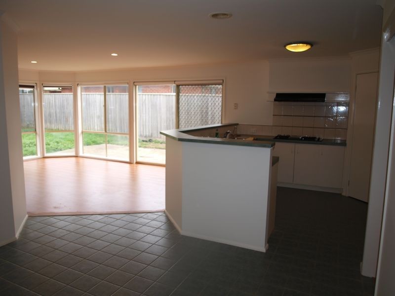 33 Southern Cross Drive, Roxburgh Park VIC 3064