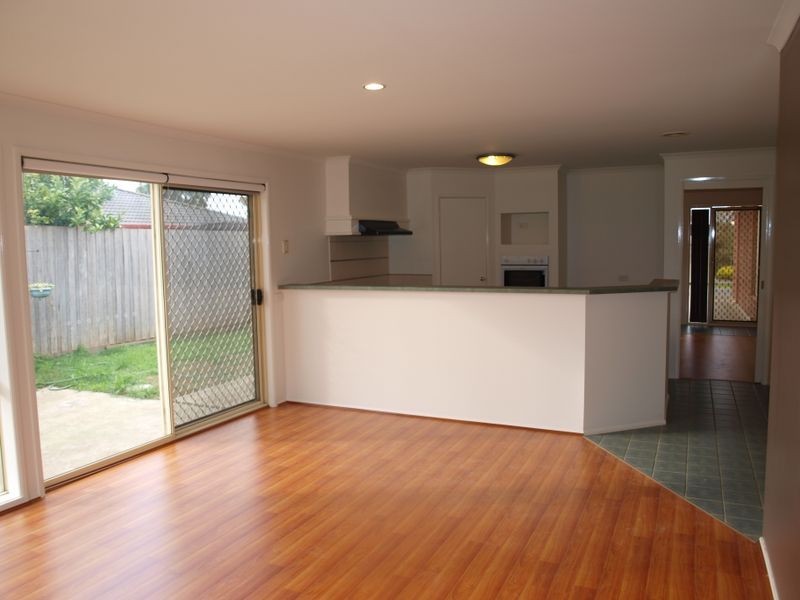 33 Southern Cross Drive, Roxburgh Park VIC 3064