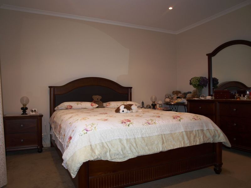 36 Amberlea Circuit, Taylors Hill VIC 3037