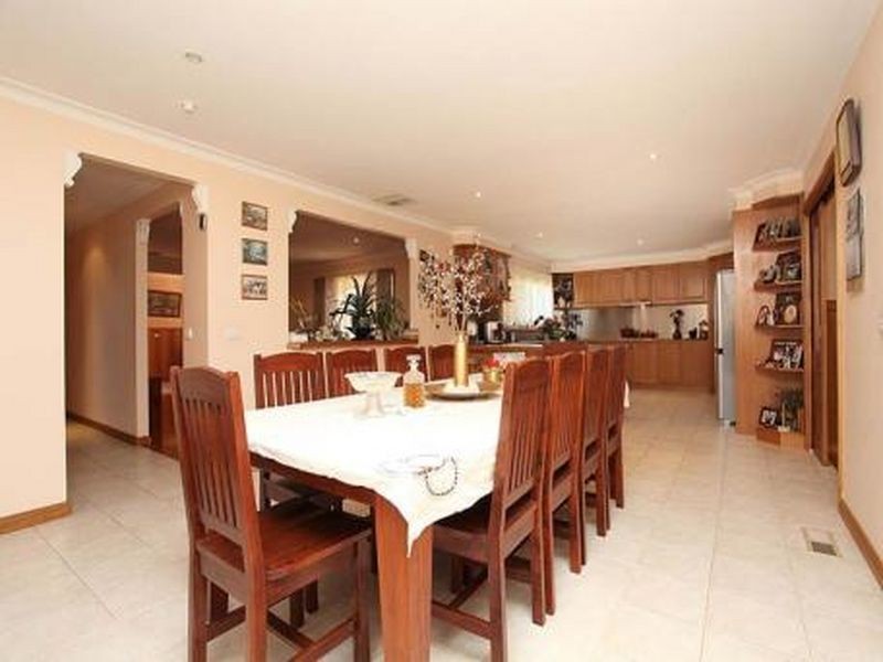 10 Lloyds Place, Attwood VIC 3049