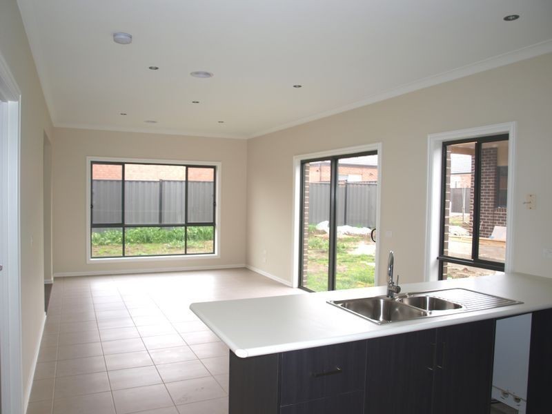 27 Watergum Avenue, Craigieburn VIC 3064