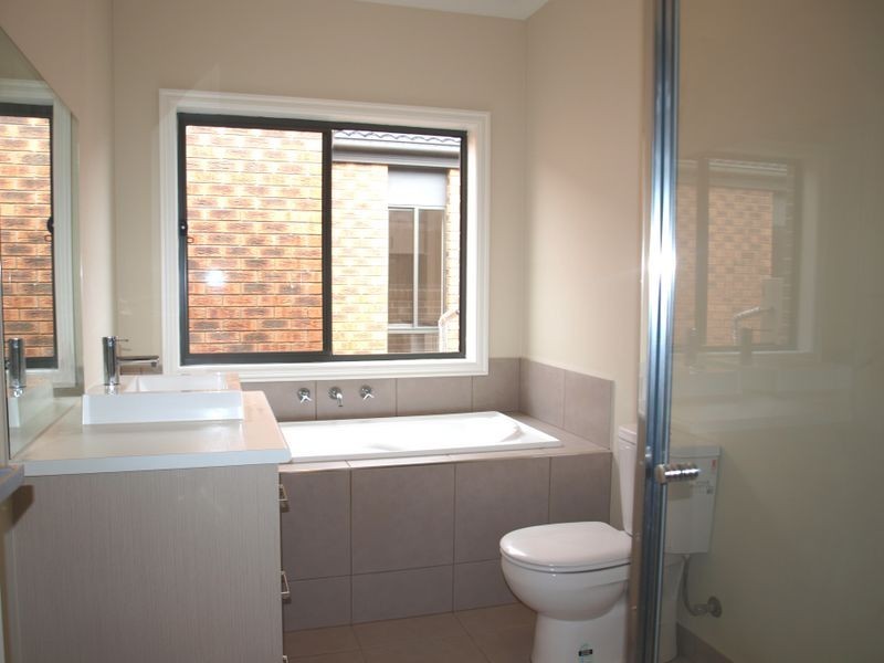 27 Watergum Avenue, Craigieburn VIC 3064