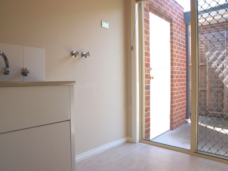 2/53 Clydesdale Avenue, Airport West VIC 3042