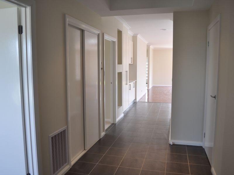 8 Huntingfield Street, Craigieburn VIC 3064