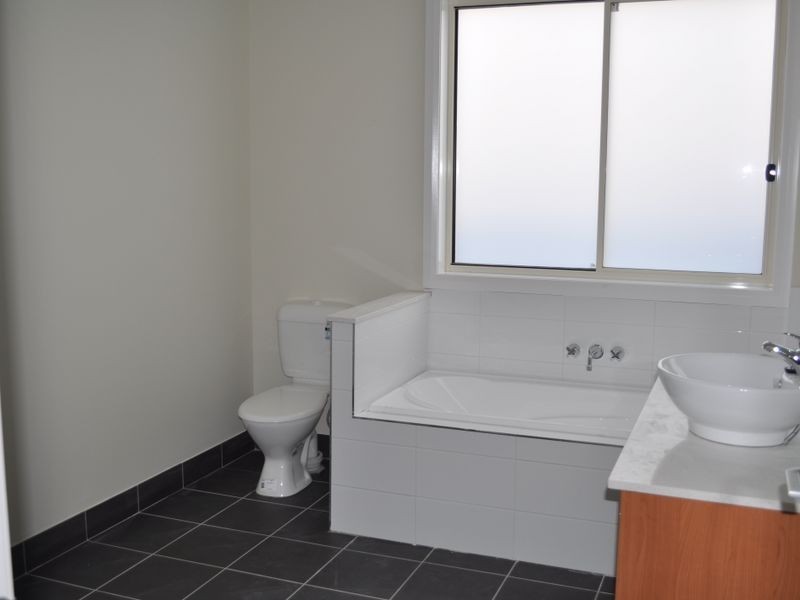 8 Huntingfield Street, Craigieburn VIC 3064