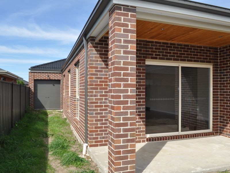 8 Huntingfield Street, Craigieburn VIC 3064