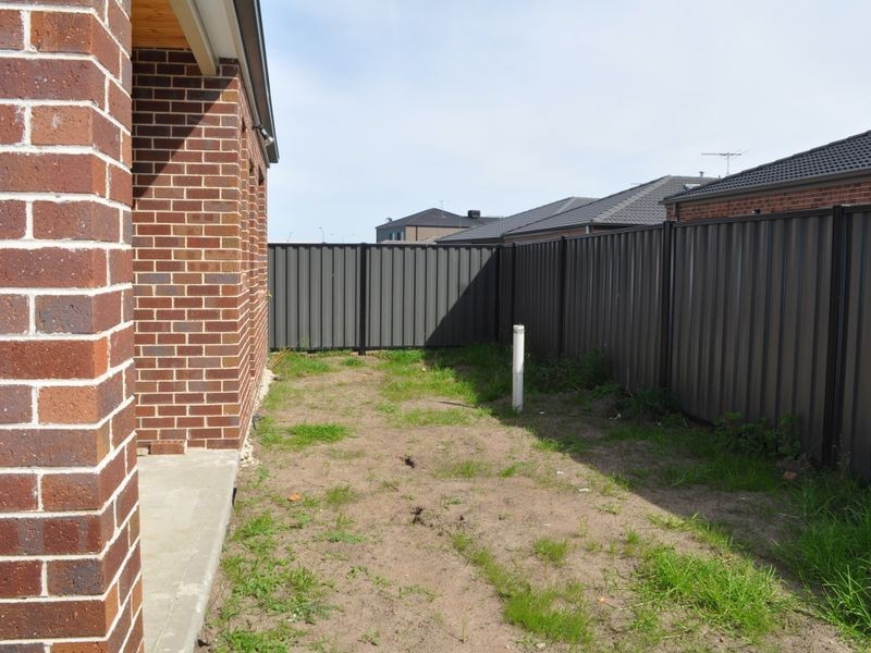 8 Huntingfield Street, Craigieburn VIC 3064