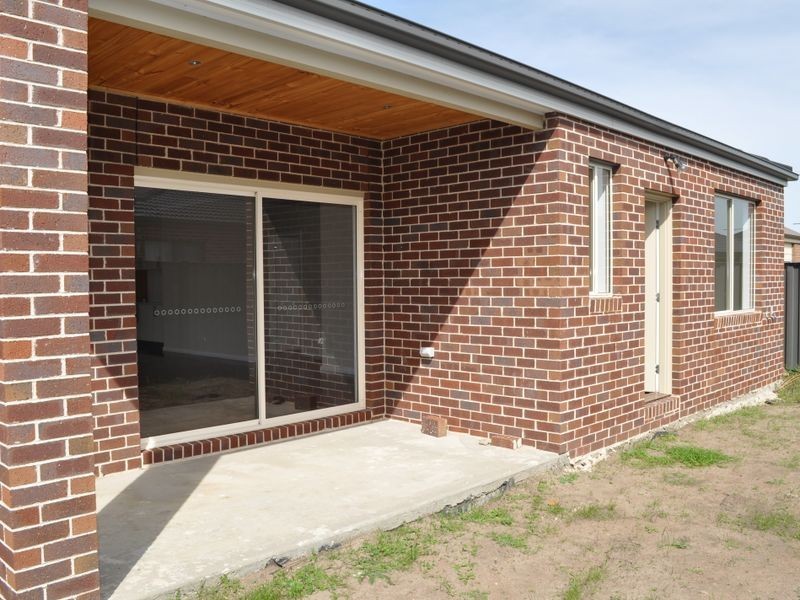 8 Huntingfield Street, Craigieburn VIC 3064