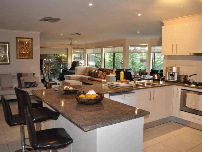 11 Conroy Place, Roxburgh Park VIC 3064