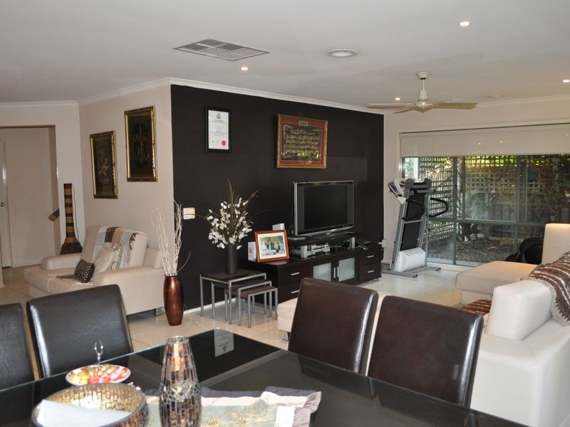 11 Conroy Place, Roxburgh Park VIC 3064