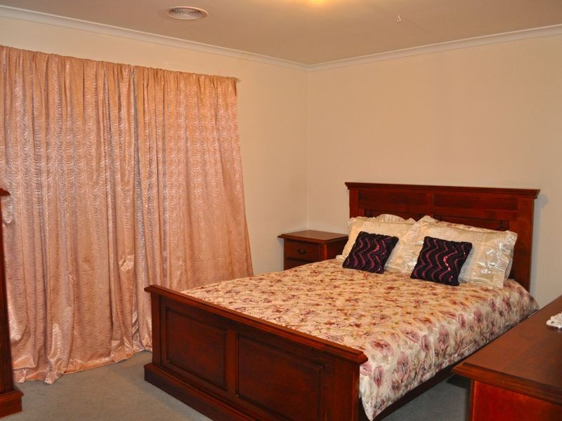 6 Conroy Place, Roxburgh Park VIC 3064