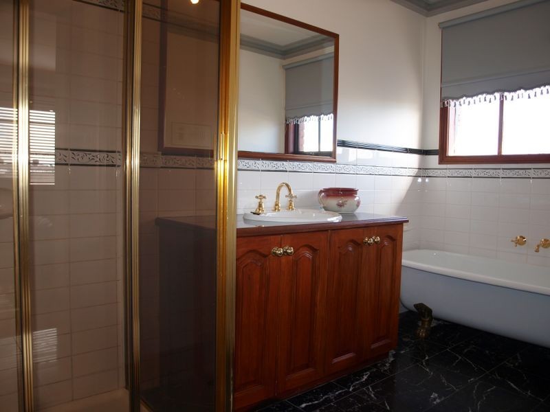 44 Burrowye Crescent, Keilor VIC 3036