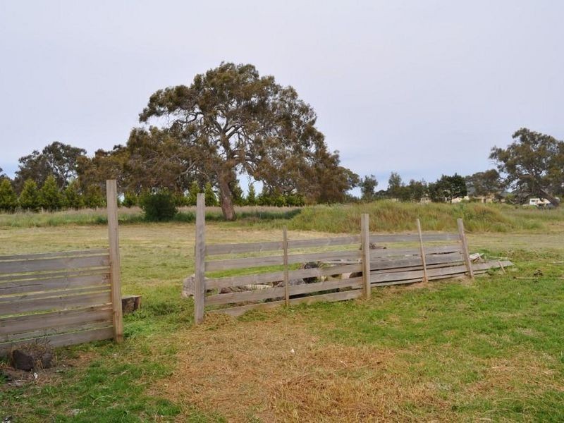 105 Forest Red Gum Drive, Mickleham VIC 3064