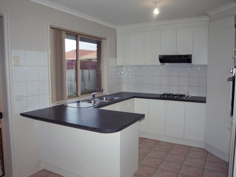 2/9 Chircop Close, Sydenham VIC 3037