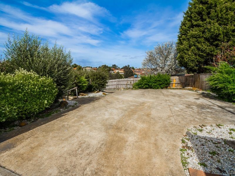 2 Eucalyptus Place, Meadow Heights VIC 3048
