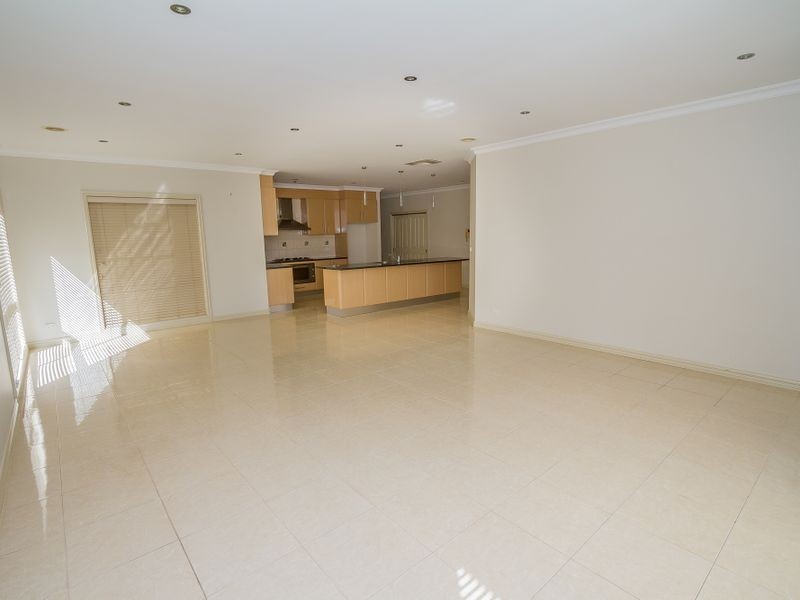 4 Wild Crescent, Roxburgh Park VIC 3064
