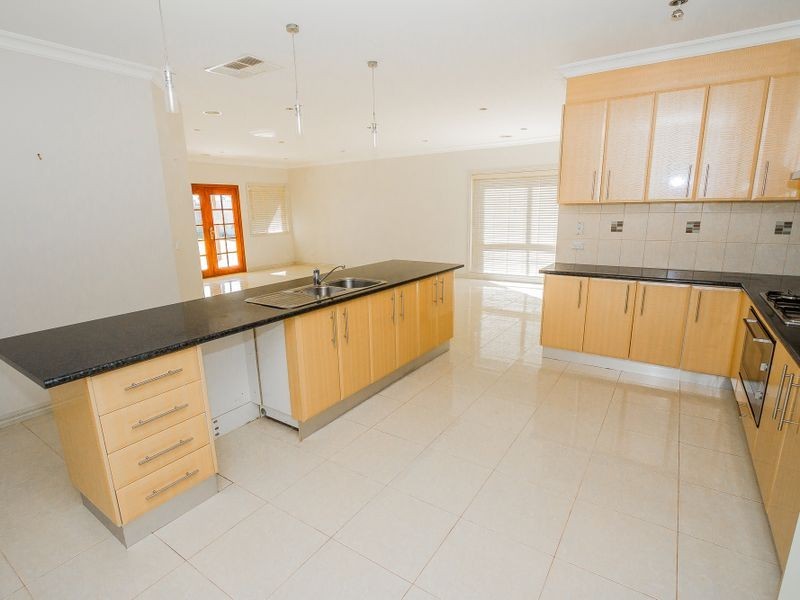 4 Wild Crescent, Roxburgh Park VIC 3064