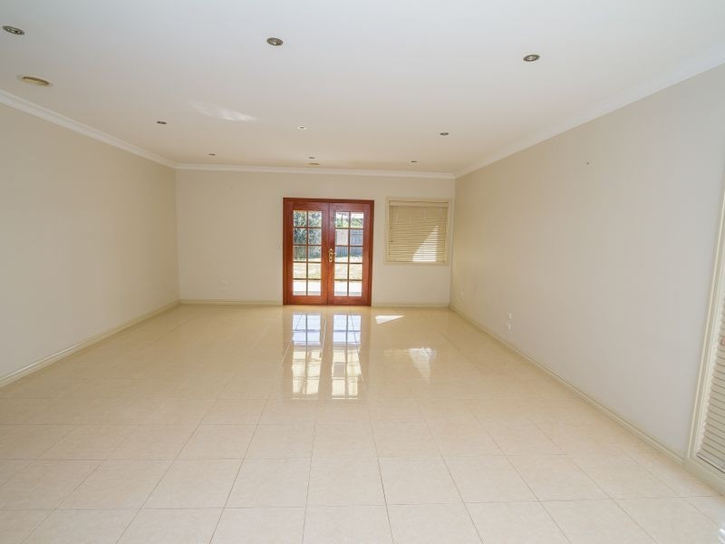 4 Wild Crescent, Roxburgh Park VIC 3064
