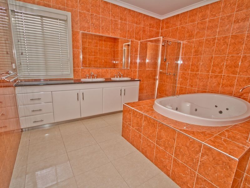 4 Wild Crescent, Roxburgh Park VIC 3064