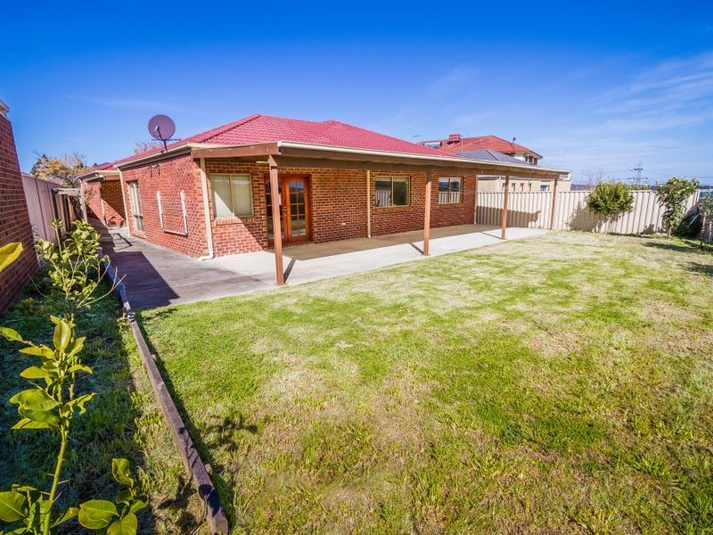 4 Wild Crescent, Roxburgh Park VIC 3064