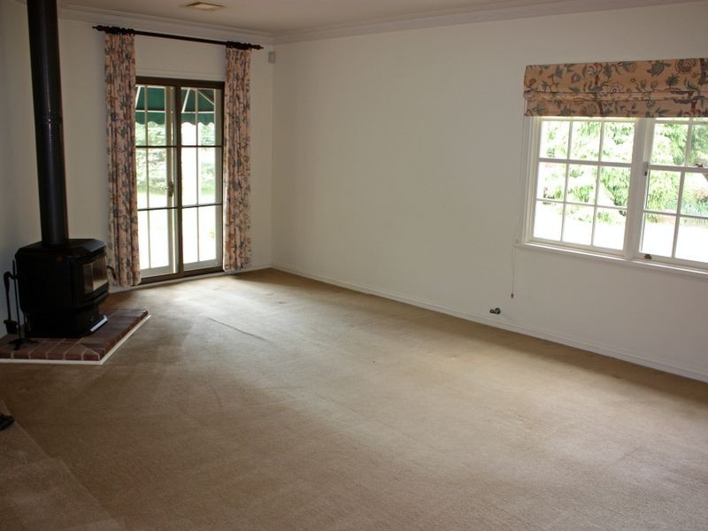 1 Greyleaves Road, Burradoo NSW 2576