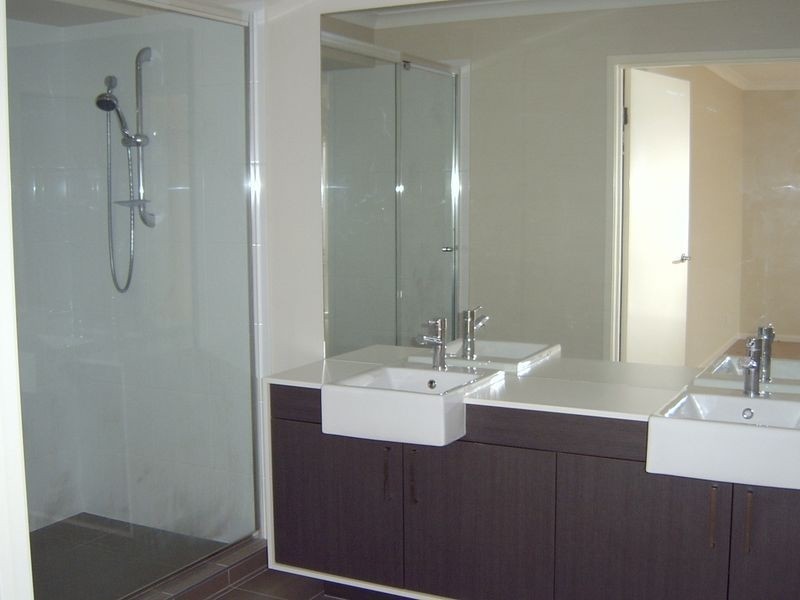 18 Parkview Drive, Springfield Lakes QLD 4300