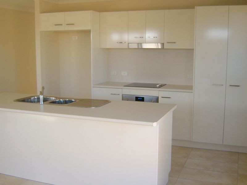 4 Hillsborough Place, Springfield Lakes QLD 4300