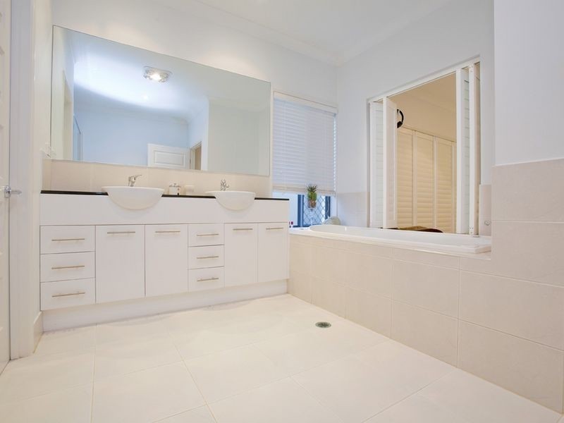 220 LAKESIDE AV, Springfield Lakes QLD 4300
